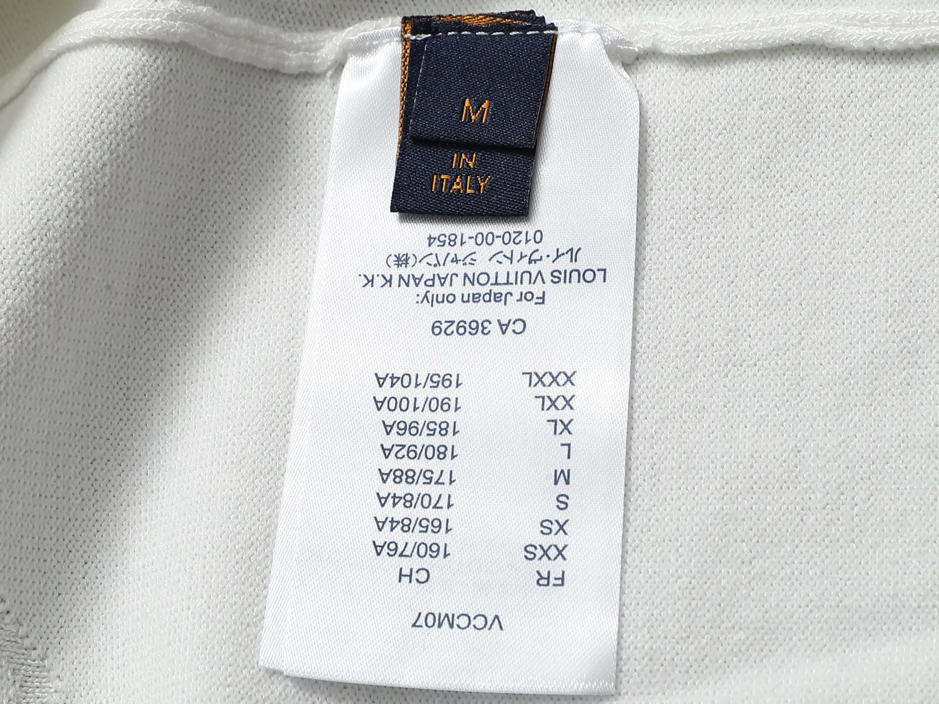 🅿️220 Louis Vuitton/Louis Vuitton Sweater jacquard towel embroidery The large logo is exquisitely upgraded, inspired by the retro embroidery of the 1980s. The original fabric is the same as the official short-sleeved T-shirt. The fabric is dyed in the same vat. It feels very comfortable. The latest brick cabinet synchronization for spring and summer. Fashionable and personalized. Super versatile and good-looking. It is very suitable for both men and women. A must-have for everyone. Hang tag. Collar label. Washed wheat. Complete with three labels. Color: black white. Size: S M L XL